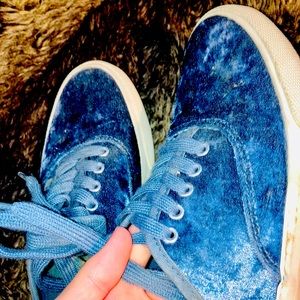 Velvet textured shoes with ties